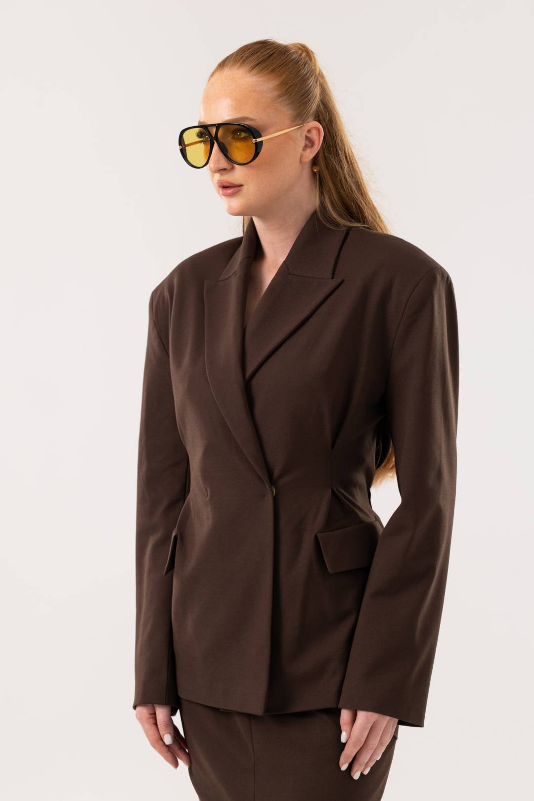 Qəhvəyi rəngli pencək