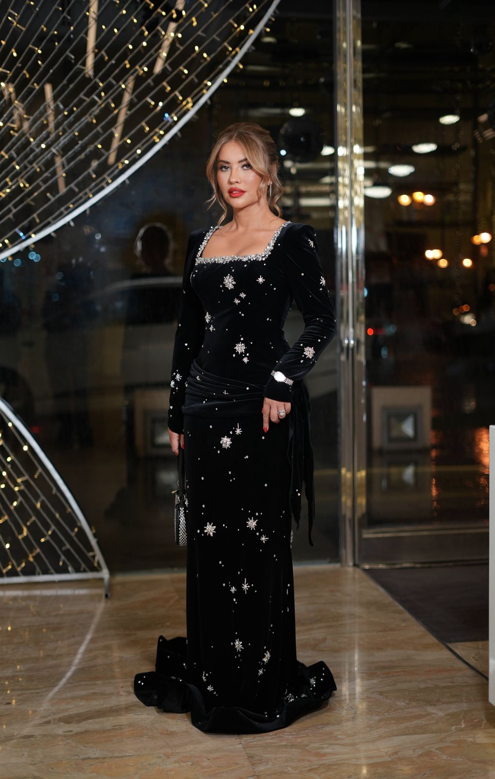 Qara məxmər qaş işləməli don